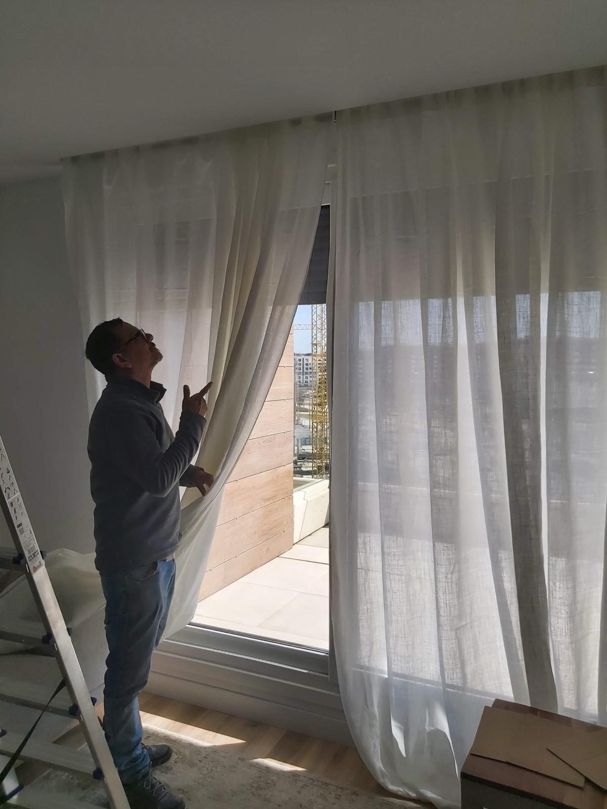 Instalación de cortinas realizada por Servihogar