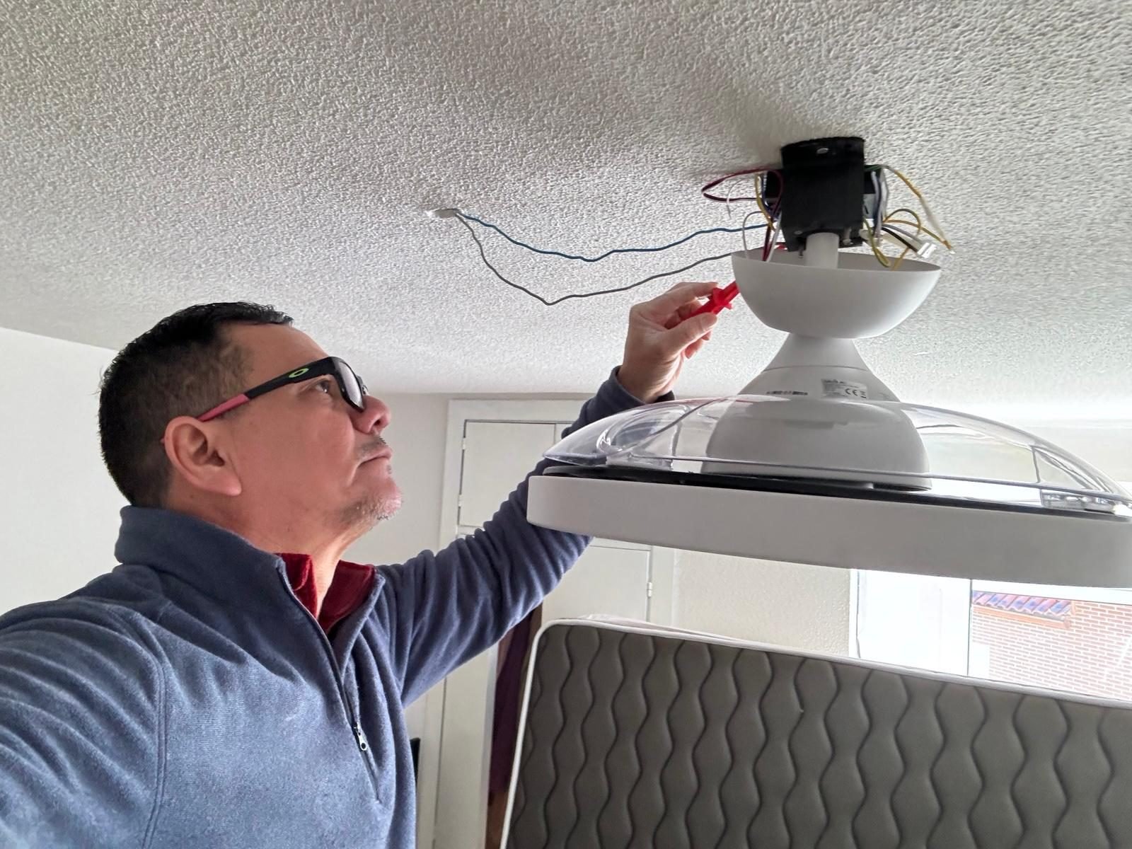 Instalación de lámpara realizada por Servihogar