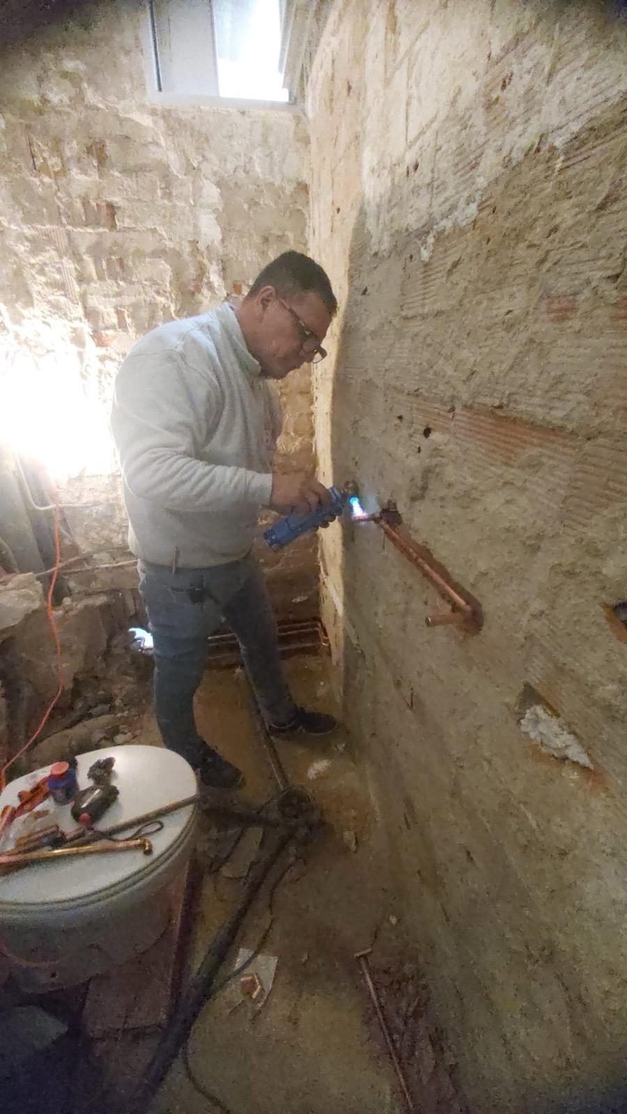 Soldadura de tubería en una reforma de baño en Madrid
