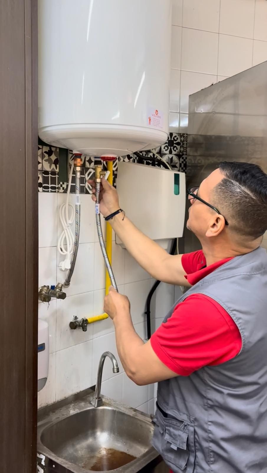 Técnico de Servihogar conectando un termo eléctrico en Madrid