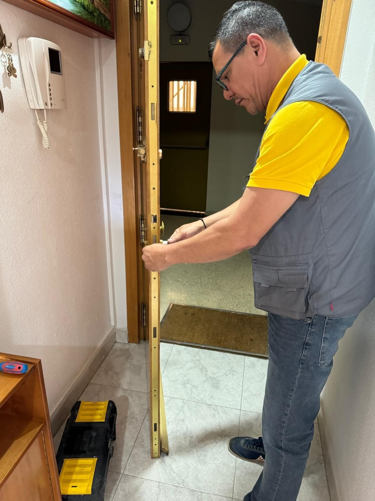 Servicio de manitas de Servihogar ajustando una cerradura en Madrid